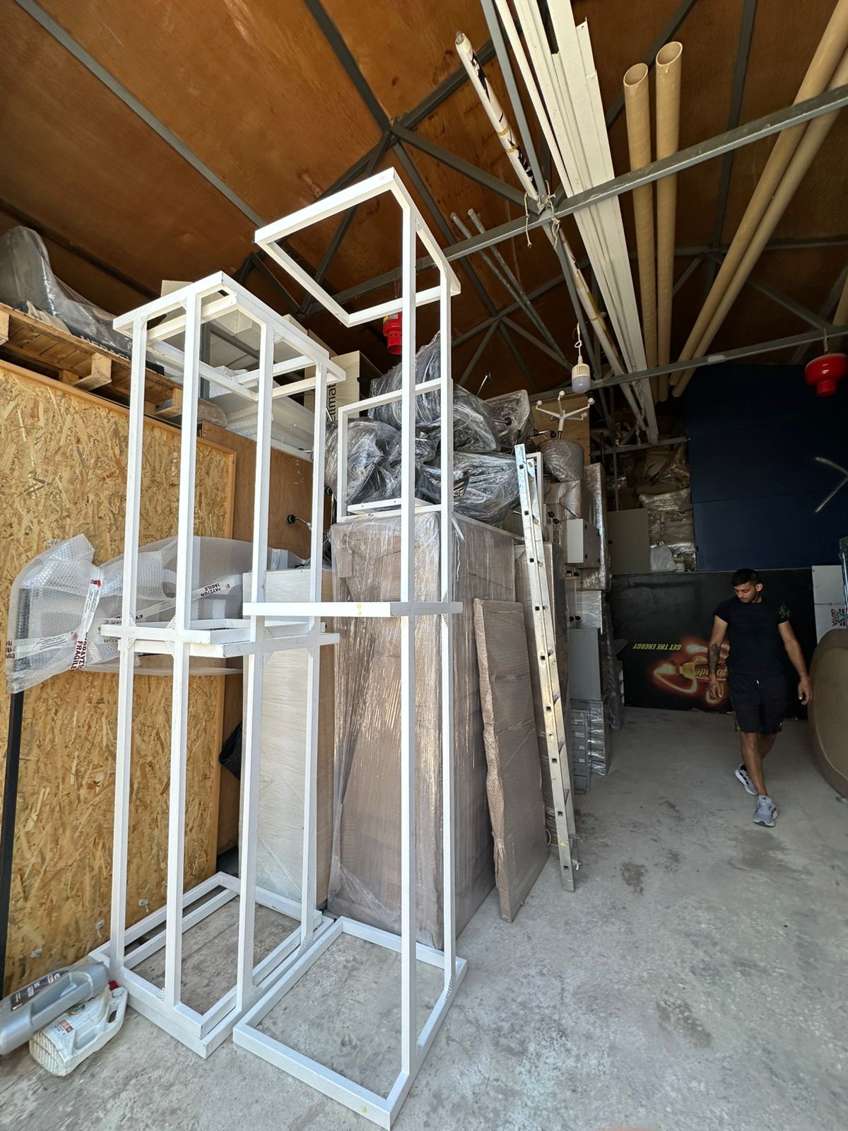 Ανυψωτικό μετακόμισης και φορτηγά έξω από κτίριο γραφείων στην Αθήνα