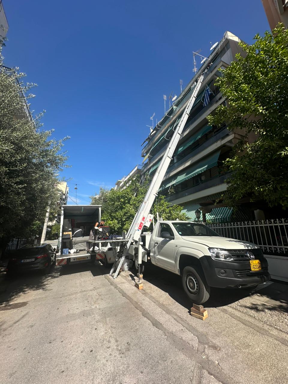 Ανυψωτικό μετακόμισης σε πολυκατοικία στην Αθήνα