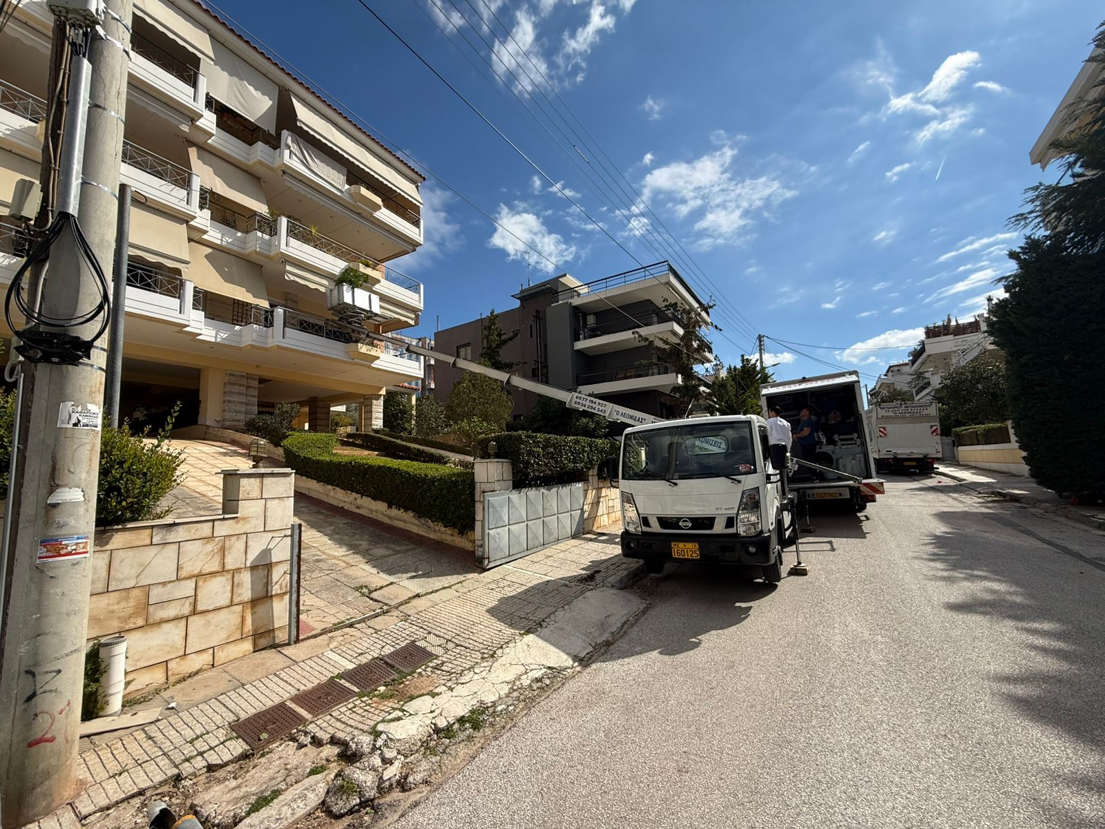 Ανυψωτικό μετακόμισης δίπλα σε κατοικία στην Αθήνα