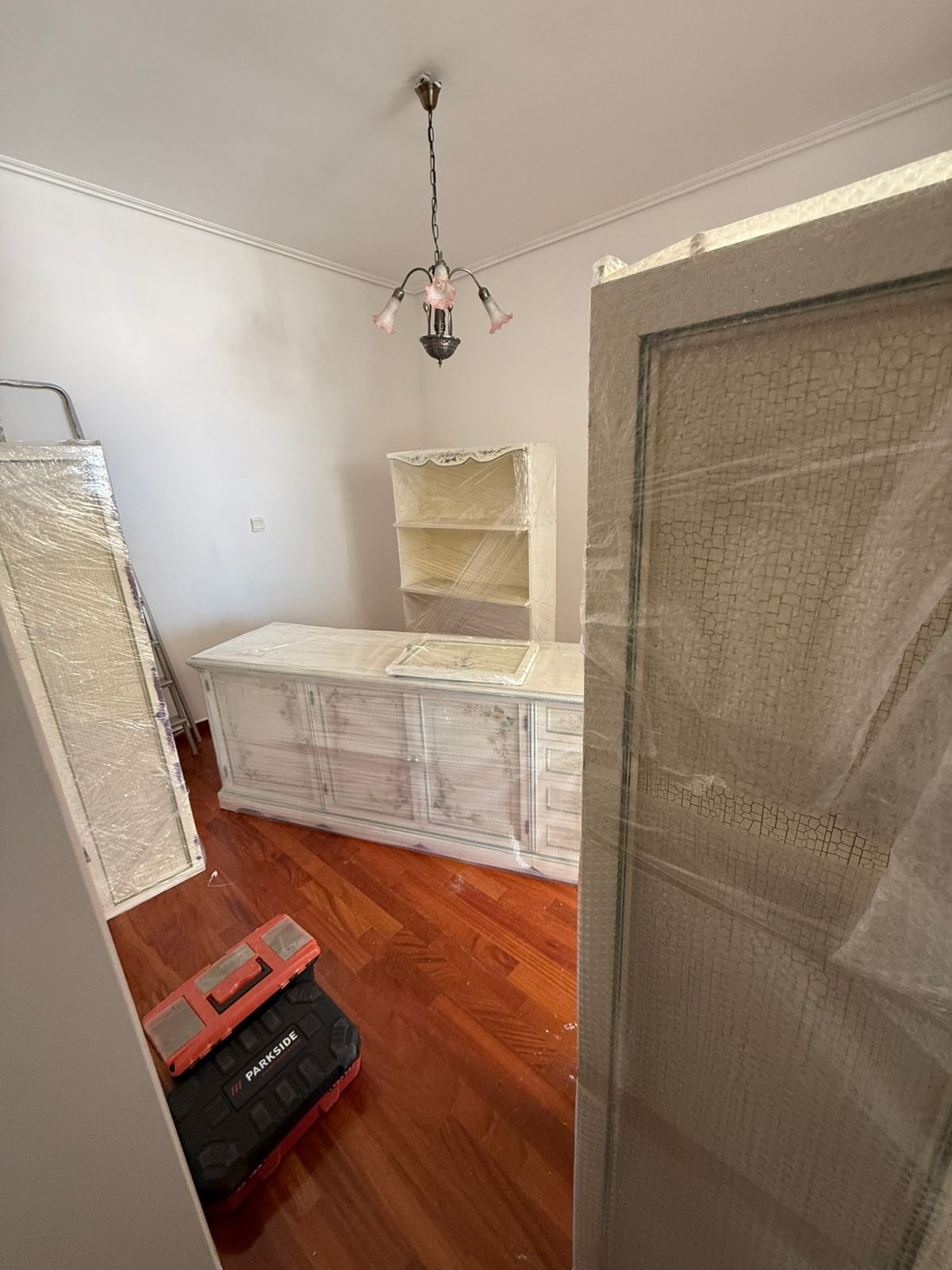 Φορτηγά μεταφοράς και ανυψωτικό της Μετακομίσεις Λεωνίδας σε κτίριο γραφείων